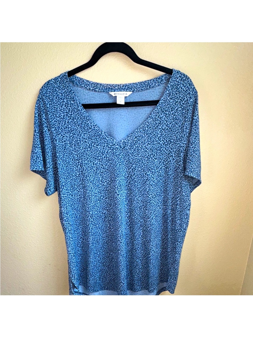 Athleta Blue Leopard Print V-Neck Breezy Tee Top XL